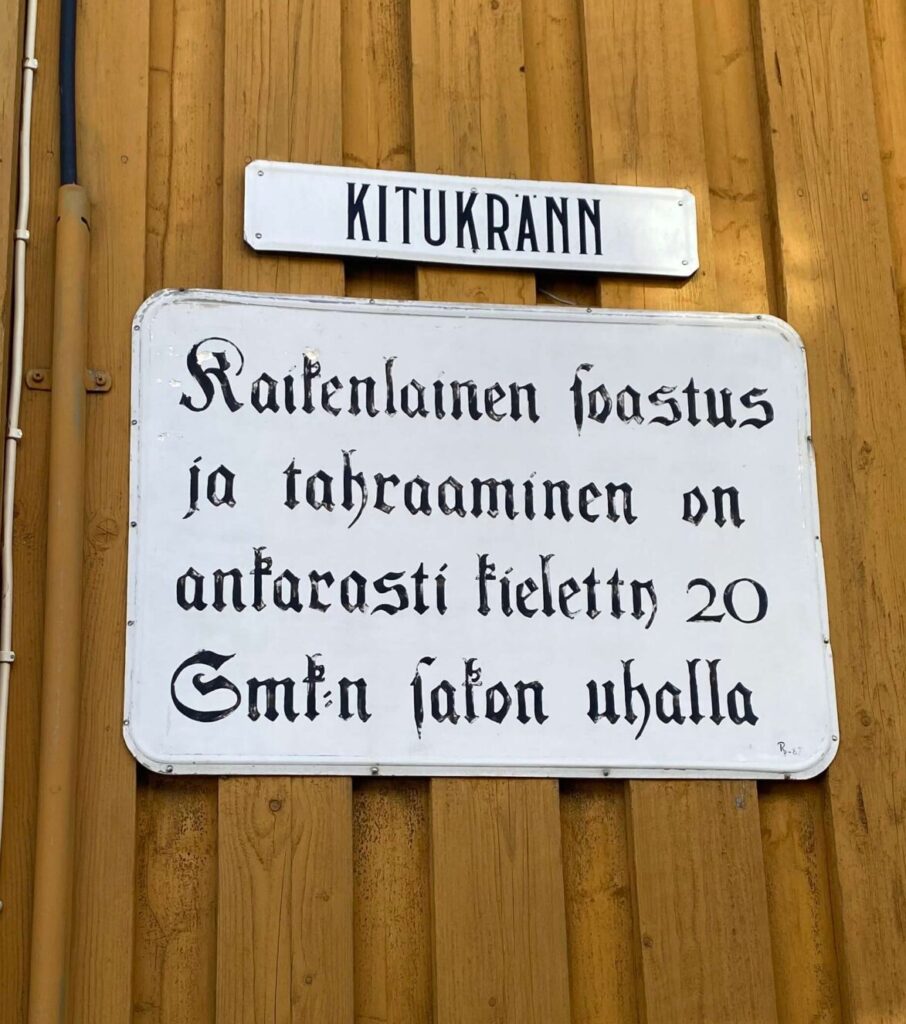 全芬蘭最窄的小巷 Kitukrann 路牌