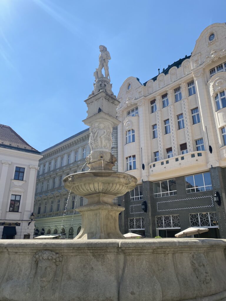 布拉提斯拉瓦舊城區主廣場的羅蘭噴泉