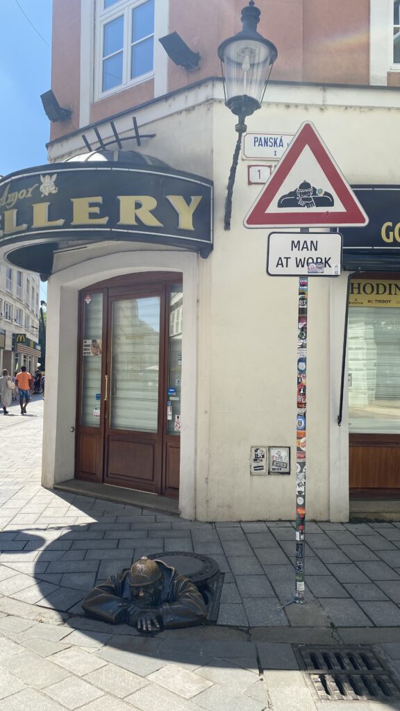 布拉提斯拉瓦舊城區的雕像：工作中的男人