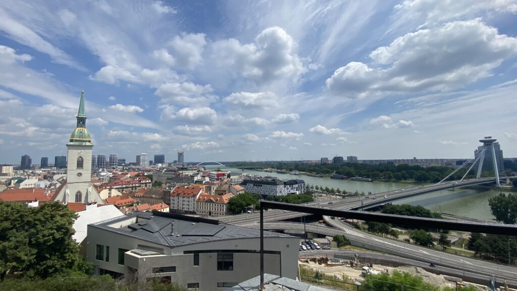 布拉提斯拉瓦城堡的半山風景