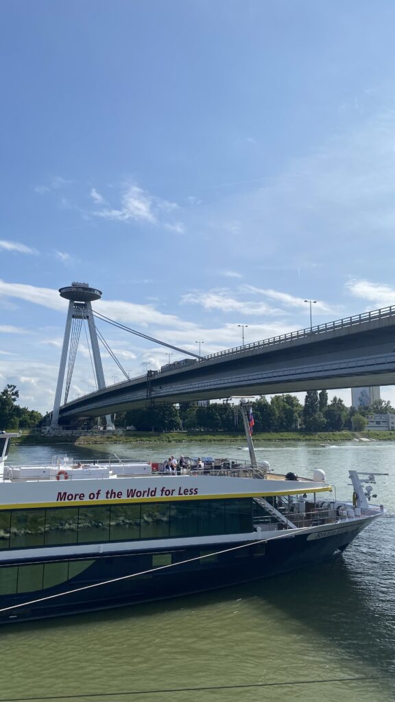 布拉提斯拉瓦的幽浮塔、多瑙河、船