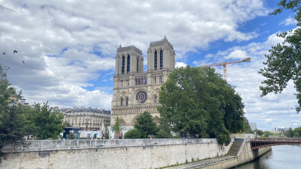 法國巴黎塞納河畔的聖母院