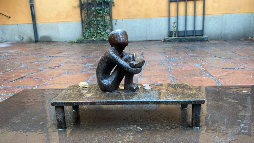 瑞典斯德哥爾摩 看月亮的小男孩 Iron Boy - Boy Watching the Moon